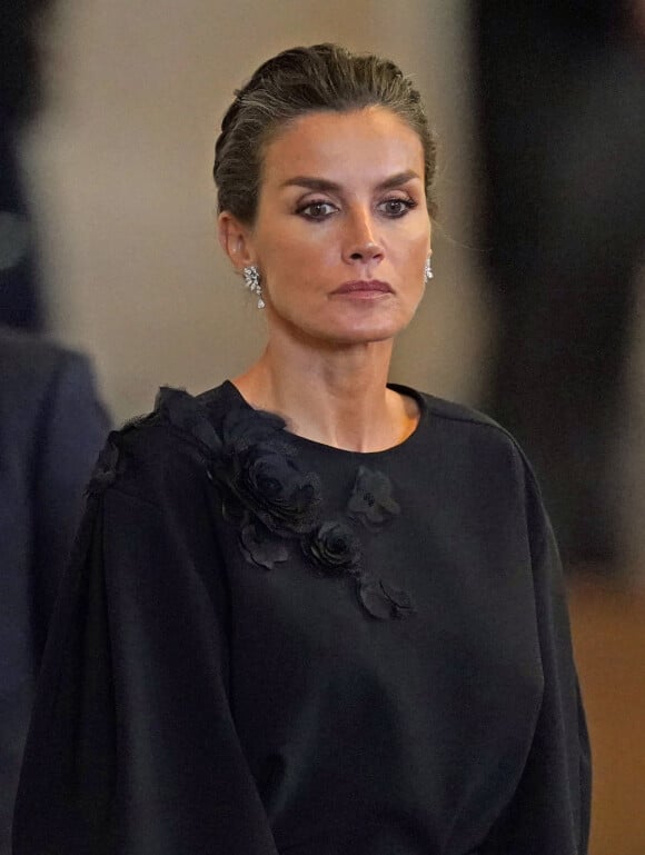 La reine Letizia d'Espagne - Les chefs d'Etats, leurs représentants et les têtes couronnées présentent leurs derniers hommages devant la dépouille de la reine d'Angleterre à Westminster Hall à Londres, à la veille des funérailles de la reine d'Angleterre. Le 18 septembre 2022.