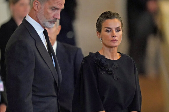 Le roi Felipe VI et la reine Letizia d'Espagne - Les chefs d'Etats, leurs représentants et les têtes couronnées présentent leurs derniers hommages devant la dépouille de la reine d'Angleterre à Westminster Hall à Londres, à la veille des funérailles de la reine d'Angleterre. Le 18 septembre 2022.
