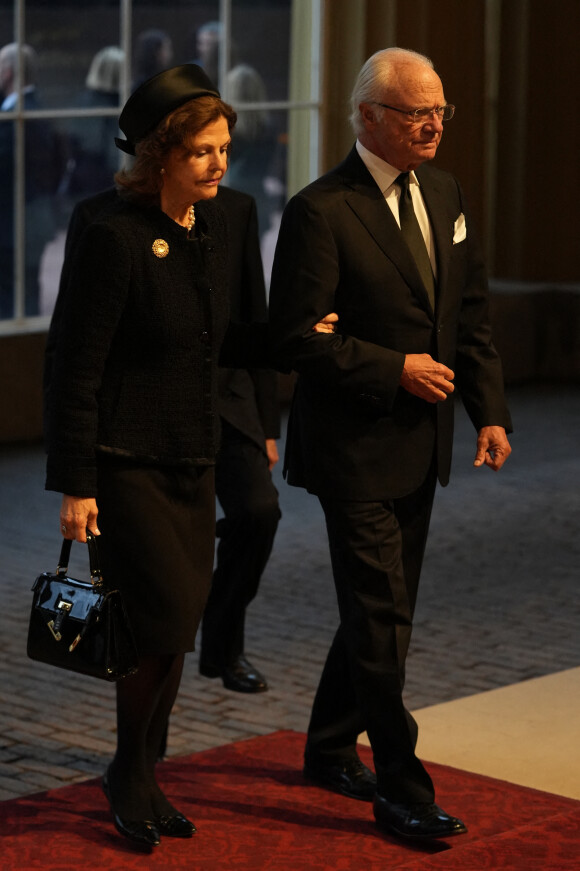 Le roi Carl Gustav de Suède et la reine Silvia - Les invités arrivent à la réception du roi Charles III d'Angleterre à Buckingham Palace la veille des obsèques (funérailles d'état) de la reine Elizabeth II d'Angleterre le 18 septembre 2022. © : Dan Charity / PA Photos via Bestimage