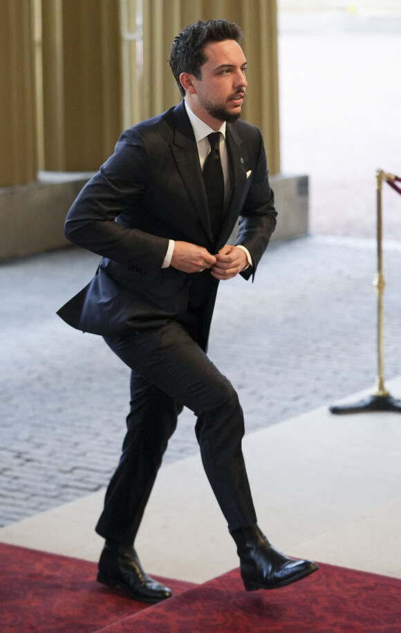 Le prince Hussein de Jordanie - Les invités arrivent à la réception du roi Charles III d'Angleterre à Buckingham Palace la veille des obsèques (funérailles d'état) de la reine Elizabeth II d'Angleterre le 18 septembre 2022. © : Dan Charity / PA Photos via Bestimage