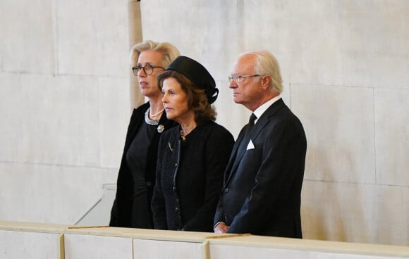 La reine Silvia de Suède et Carl XVI roi de Suède devant le catafalque de la reine Elizabeth II à Westminster Hall à Londres pour lui rendre hommage le 18 septembre 2022