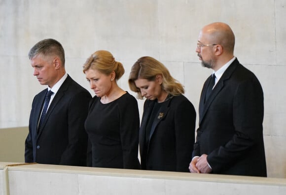 Olena Zelenska devant le catafalque de la reine Elizabeth II à Westminster Hall à Londres pour lui rendre hommage le 18 septembre 2022