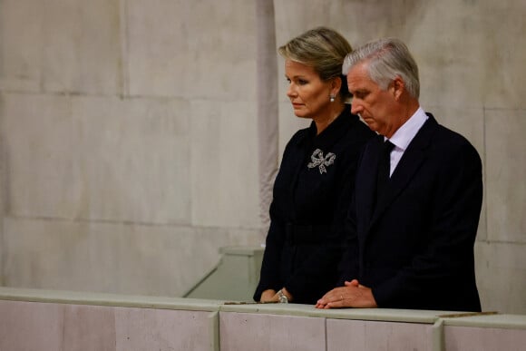 Le roi Philippe et la reine Mathilde de Belgique devant le catafalque de la reine Elizabeth II à Westminster Hall à Londres pour lui rendre hommage le 18 septembre 2022