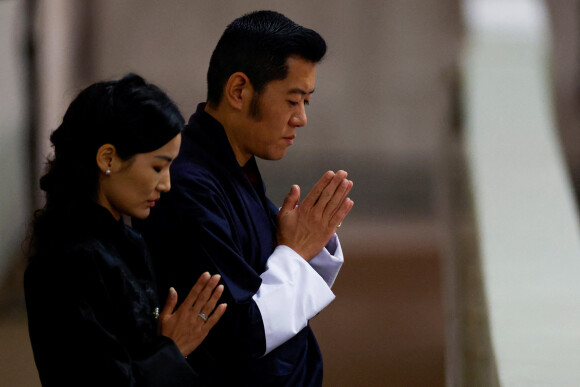 Le roi et la reine du Boutan Jigme Khesar Namgyel Wangchuck et Jetsun Pema devant le catafalque de la reine Elizabeth II à Westminster Hall à Londres pour lui rendre hommage le 18 septembre 2022