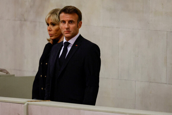 Le président Emmanuel Macron et la première dame Brigitte Macron devant le catafalque de la reine Elizabeth II à Westminster Hall à Londres pour lui rendre hommage le 18 septembre 2022