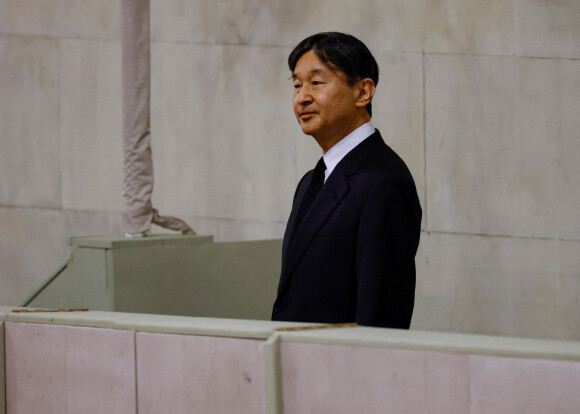 L'empereur Naruhito devant le catafalque de la reine Elizabeth II à Westminster Hall à Londres pour lui rendre hommage le 18 septembre 2022