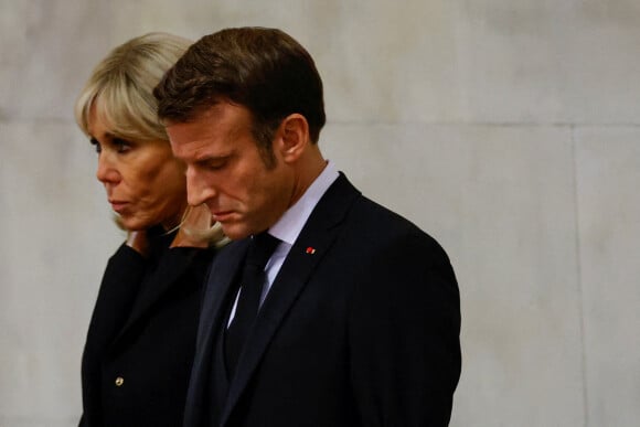 Le président Emmanuel Macron et la première dame Brigitte Macron devant le catafalque de la reine Elizabeth II à Westminster Hall à Londres pour lui rendre hommage le 18 septembre 2022