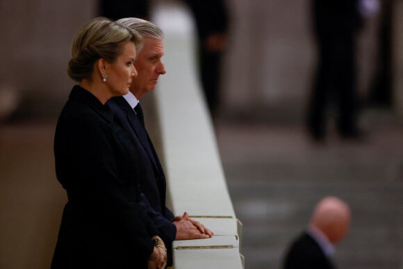 Le roi Philippe et Mathilde de Belgique devant le catafalque de la reine Elizabeth II à Westminster Hall à Londres pour lui rendre hommage le 18 septembre 2022