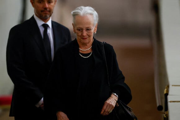 La reine Margrethe II de Danemark devant le catafalque de la reine Elizabeth II à Westminster Hall à Londres pour lui rendre hommage le 18 septembre 2022