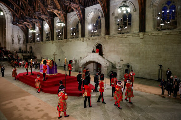 Le catafalque de la reine Elizabeth II à Westminster Hall à Londres pour lui rendre hommage le 18 septembre 2022