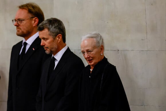 Le prince Frederik de Danemark et la reine Margrethe II devant le catafalque de la reine Elizabeth II à Westminster Hall à Londres pour lui rendre hommage le 18 septembre 2022