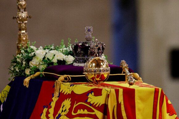 Le catafalque de la reine Elizabeth II à Westminster Hall à Londres pour lui rendre hommage le 18 septembre 2022