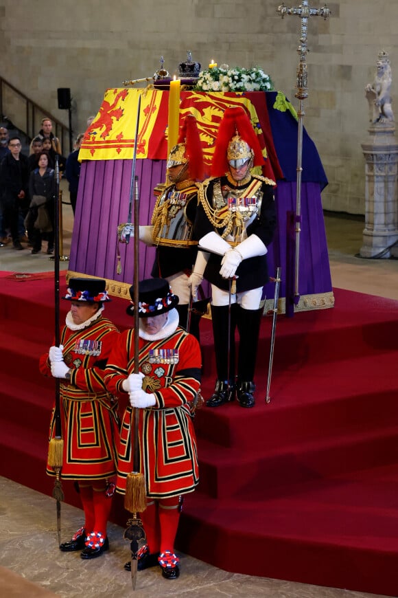 Le catafalque de la reine Elizabeth II à Westminster Hall à Londres pour lui rendre hommage le 18 septembre 2022