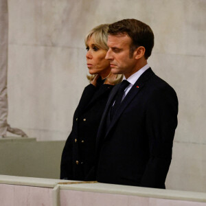Le président Emmanuel Macron et la première dame Brigitte Macron venant saluer le cercueil de la reine Elizabeth II d'Angleterre à Westminster Hall le 18 septembre 2022.