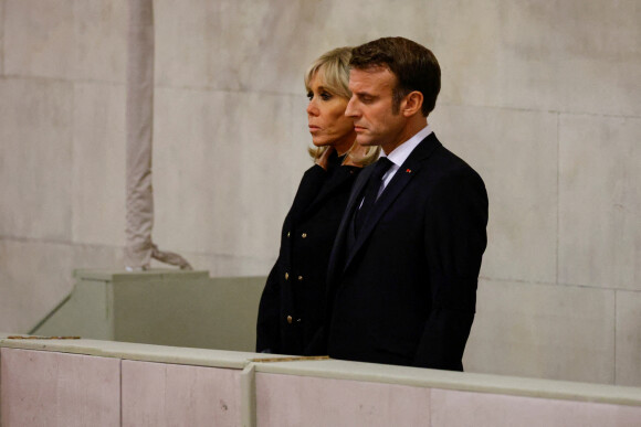 Le président Emmanuel Macron et la première dame Brigitte Macron venant saluer le cercueil de la reine Elizabeth II d'Angleterre à Westminster Hall le 18 septembre 2022.