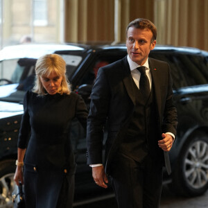 Le président français Emmanuel Macron et la première dame, Brigitte Macron arrivant à la réception donnée par le roi d'Angleterre à Buckingham Palace, à la veille des funérailles de la reine Elizabeth II d'Angleterre, le 18 septembre 2022.