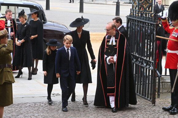 Kate Middleton, le prince George, la princesse Charlotte de Galles - Arrivées au service funéraire à l'Abbaye de Westminster pour les funérailles d'Etat de la reine Elizabeth II d'Angleterre le 19 septembre 2022. © Geoff Pugh / PA via Bestimage