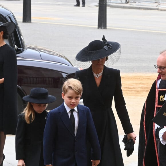 Kate Middleton, le prince George, la princesse Charlotte de Galles - Arrivées au service funéraire à l'Abbaye de Westminster pour les funérailles d'Etat de la reine Elizabeth II d'Angleterre le 19 septembre 2022. © Geoff Pugh / PA via Bestimage