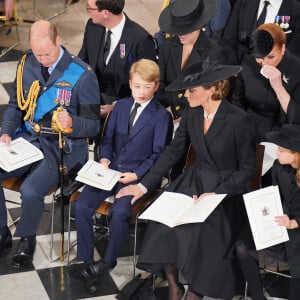 Le prince William, le prince George, Kate Middleton, la princesse Charlotte - Service funéraire à l'Abbaye de Westminster pour les funérailles d'Etat de la reine Elizabeth II d'Angleterre. Le 19 septembre 2022. © Dominic Lipinski / PA via Bestimage