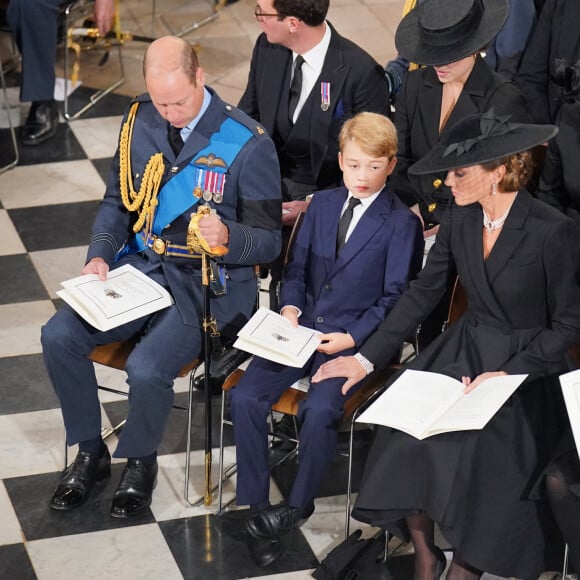 Le prince William, le prince George, Kate Middleton, la princesse Charlotte - Service funéraire à l'Abbaye de Westminster pour les funérailles d'Etat de la reine Elizabeth II d'Angleterre. Le 19 septembre 2022. © Dominic Lipinski / PA via Bestimage