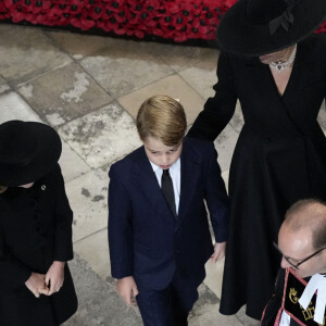 Kate Middleton, le prince George et la princesse Charlotte - Service funéraire à l'Abbaye de Westminster pour les funérailles d'Etat de la reine Elizabeth II d'Angleterre. Londres, le 19 septembre 2022. © Frank Augstein / PA via Bestimage