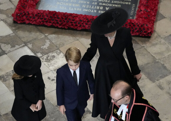 Kate Middleton, le prince George et la princesse Charlotte - Service funéraire à l'Abbaye de Westminster pour les funérailles d'Etat de la reine Elizabeth II d'Angleterre. Londres, le 19 septembre 2022. © Frank Augstein / PA via Bestimage