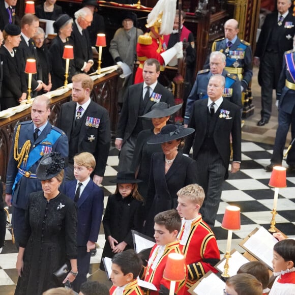 Le prince Andrew, le prince Edward, Sophie Rhys-Jones, le prince William, le prince George, la princesse Charlotte, Kate Middleton, le prince Harry et Meghan Markle, Peter Phillips - Service funéraire à l'Abbaye de Westminster pour les funérailles d'Etat de la reine Elizabeth II d'Angleterre. Le 19 septembre 2022. © Dominic Lipisnki / Bestimage