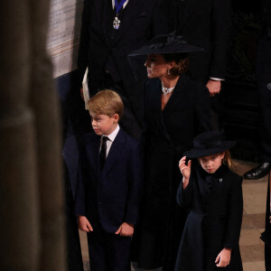 Kate Middleton, le prince George, la princesse Charlotte, Meghan Markle - Service funéraire à l'Abbaye de Westminster pour les funérailles d'Etat de la reine Elizabeth II d'Angleterre. Londres, le 19 septembre 2022. © Phil Noble / PA via Bestimage