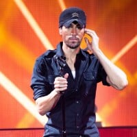 Enrique Iglesias se lâche avec une fan alors qu'il est en couple avec Anna Kourinkova, les internautes scandalisés