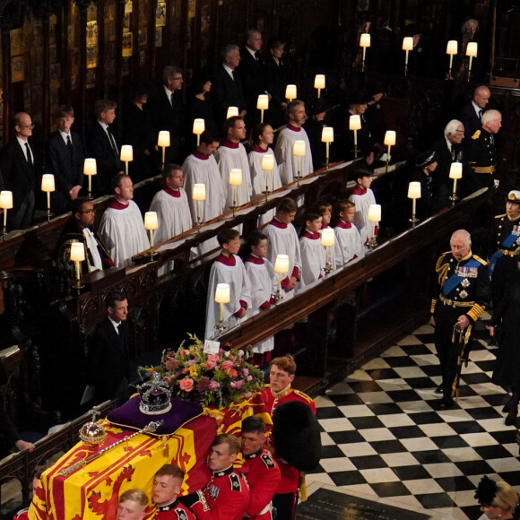 Le roi Charles III d'Angleterre, Camilla Parker Bowles, reine consort d'Angleterre,La princesse Annel, Vice Admiral Sir Tim Laurence, Le prince Andrew, duc d'York, Le prince Edward, duc d'Edimbourg, Le prince William, prince de Galles, le Prince George, la Princesse Charlotte,Catherine (Kate) Middleton, princesse de Galles, Peter Phillips - Cérémonie funèbre en La Chapelle Saint-Georges en présence des 15 Premiers ministres des royaumes qui ont exercé pendant les 70 ans de règne de la reine Elizabeth II d'Angleterre.  © Victoria Jones / Bestimage 