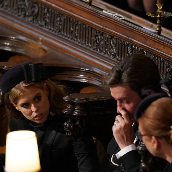 La princesse Beatrice d'York et son mari Edoardo Mapelli Mozzi et Sarah Ferguson, duchesse d'York - Cérémonie funèbre en la Chapelle Saint-Georges pour les funérailles d'Etat de la reine Elizabeth II d'Angleterre à Windsor, Royaume Uni, le 19 septembre 2022. © Joe Giddens/PA/Bestimage 