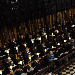 Le roi Charles III d'Angleterre, Camilla Parker Bowles, reine consort d'Angleterre,La princesse Annel, Vice Admiral Sir Tim Laurence, Le prince Andrew, duc d'York, Le prince Edward, duc d'Edimbourg, Le prince William, prince de Galles, le Prince George, la Princesse Charlotte,Catherine (Kate) Middleton, princesse de Galles, Peter Phillips - Cérémonie funèbre en La Chapelle Saint-Georges en présence des 15 Premiers ministres des royaumes qui ont exercé pendant les 70 ans de règne de la reine Elizabeth II d'Angleterre. Le cercueil sera descendu dans la crypte royale de la Chapelle Saint-Georges où elle reposera au côté de son époux le prince Philip, décédé le 9 avril 2021. Une cérémonie privée d'inhumation se tiendra au Mémorial du roi George VI. Windsor, le 19 septembre 2022. © Victoria Jones / Bestimage 