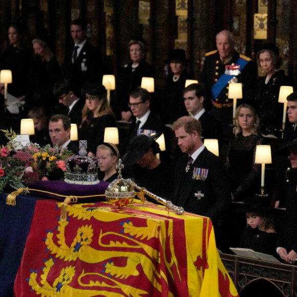 Lena Tindall, Zara Tindall, Mia Tindall, Le prince Harry, duc de Sussex et Meghan Markle, duchesse de Sussex, Princesse Charlotte, Catherine (Kate) Middleton, princesse de Galles, Prince George, Le prince William, prince de Galles - Cérémonie funèbre en La Chapelle Saint-Georges en présence des 15 Premiers ministres des royaumes qui ont exercé pendant les 70 ans de règne de la reine Elizabeth II d'Angleterre. Le cercueil sera descendu dans la crypte royale de la Chapelle Saint-Georges où elle reposera au côté de son époux le prince Philip, décédé le 9 avril 2021. Une cérémonie privée d'inhumation se tiendra au Mémorial du roi George VI. Windsor, le 19 septembre 2022. © Victoria Jones / Bestimage 