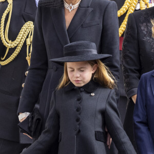 La princesse Charlotte et le prince George de Galles, la reine consort Camilla Parker Bowles - Procession du cercueil de la reine Elizabeth II d'Angleterre de l'Abbaye de Westminster à Wellington Arch à Hyde Park Corner. Le 19 septembre 2022 
