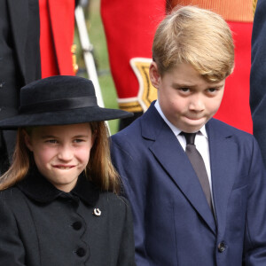 La princesse Charlotte et le prince George de Galles - Procession du cercueil de la reine Elizabeth II d'Angleterre de l'Abbaye de Westminster à Wellington Arch à Hyde Park Corner 