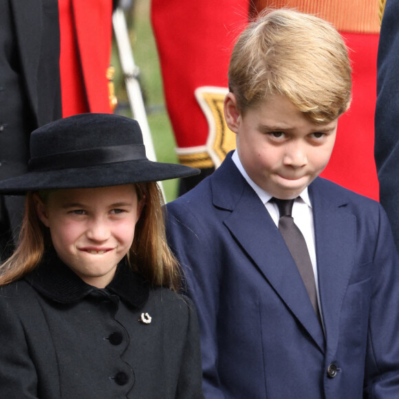 La princesse Charlotte et le prince George de Galles - Procession du cercueil de la reine Elizabeth II d'Angleterre de l'Abbaye de Westminster à Wellington Arch à Hyde Park Corner 