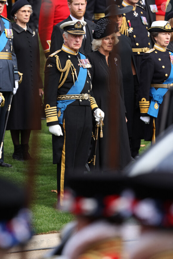Le roi Charles III d'Angleterre, la reine consort Camilla Parker Bowles, le prince Harry, duc de Sussex, Meghan Markle, duchesse de Sussex, la princesse Anne - Procession du cercueil de la reine Elizabeth II d'Angleterre de l'Abbaye de Westminster à Wellington Arch à Hyde Park Corner 