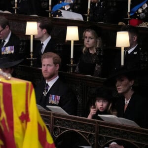 Lena Tindall, Zara Tindall, Mia Tindall, Le prince Harry, duc de Sussex et Meghan Markle, duchesse de Sussex, Princesse Charlotte, Catherine (Kate) Middleton, princesse de Galles, Prince George, Le prince William, prince de Galles - Cérémonie funèbre en La Chapelle Saint-Georges en présence des 15 Premiers ministres des royaumes qui ont exercé pendant les 70 ans de règne de la reine Elizabeth II d'Angleterre. Le cercueil sera descendu dans la crypte royale de la Chapelle Saint-Georges où elle reposera au côté de son époux le prince Philip, décédé le 9 avril 2021. Une cérémonie privée d'inhumation se tiendra au Mémorial du roi George VI. Windsor, le 19 septembre 2022. © Victoria Jones / Bestimage 