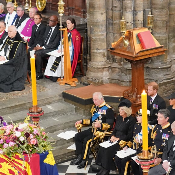 Le roi Charles III d'Angleterre, la reine consort Camilla Parker Bowles, la princesse Anne, Sir Timothy Laurence, le prince Andrew, duc d'York, le prince Edward, comte de Wessex, Sophie, comtesse de Wessex, le prince de Galles William, le prince Harry, duc de Sussex, Meghan Markle, duchesse de Sussex, la princesse Beatrice d'York et son mari Edoardo Mapelli Mozzi, Lady Louise Windsor et le vicomte Severn - Service funéraire à l'Abbaye de Westminster pour les funérailles d'Etat de la reine Elizabeth II d'Angleterre. Le 19 septembre 2022 © Dominic Lipinski / PA via Bestimage 