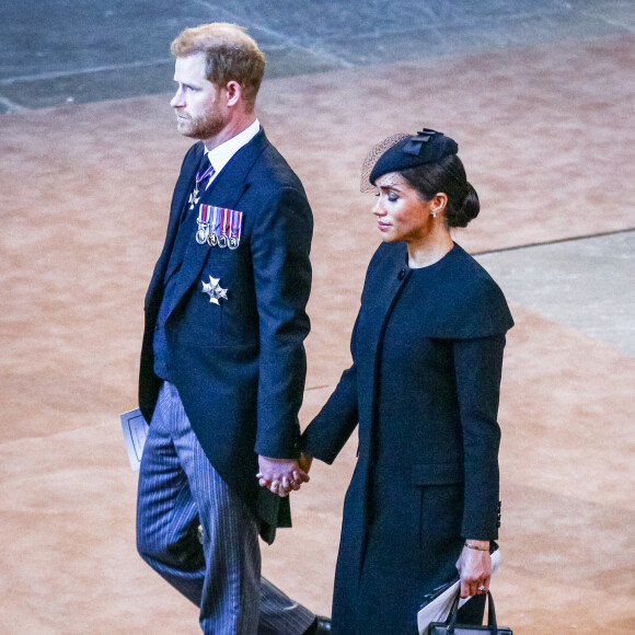 Le prince Harry et Meghan Markle - Procession cérémonielle du cercueil de la reine Elisabeth II du palais de Buckingham à Westminster Hall à Londres le 14 septembre 2022. © Photoshot / Panoramic / Bestimage 