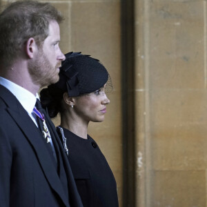 Le prince Harry, duc de Sussex et Meghan Markle, duchesse de Sussex - Sortie - Procession cérémonielle du cercueil de la reine Elisabeth II du palais de Buckingham à Westminster Hall à Londres, où les Britanniques et les touristes du monde entier pourront lui rendre hommage jusqu'à ses obsèques prévues le 19 septembre 2022. Le 14 septembre 2022. 