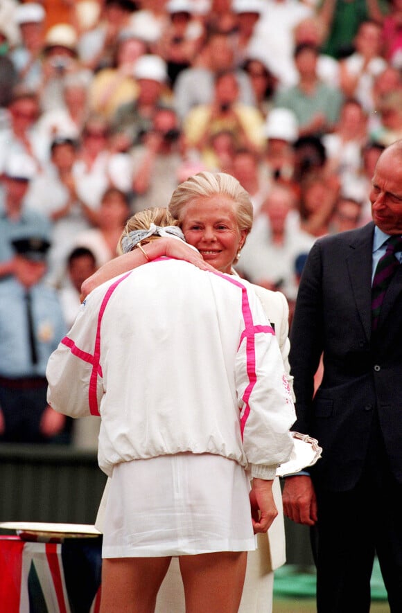 Jana Novotna réconfortée par la duchesse de Kent, Katharine Worsley lors de sa défaite en finale du tournoi de Wimblodon contre S. Graff en juin 1993.