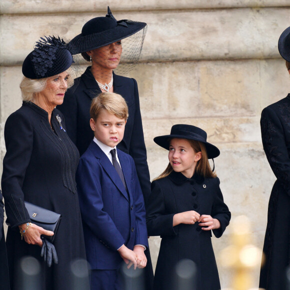 Meghan Markle, duchesse de Sussex, Camilla Parker Bowles, reine consort d'Angleterre, Le prince George de Galles,, La princesse Charlotte de Galles, la comtesse Sophie de Wessex, Catherine (Kate) Middleton, princesse de Galles - Sorties du service funéraire à l'Abbaye de Westminster pour les funérailles d'Etat de la reine Elizabeth II d'Angleterre, à Londres, Royaume Uni, le 19 septembre 2022/. © Peter Byrne/ PA via Bestimage 