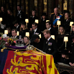 Lena Tindall, Zara Tindall, Mia Tindall, Le prince Harry, duc de Sussex et Meghan Markle, duchesse de Sussex, Princesse Charlotte, Catherine (Kate) Middleton, princesse de Galles, Prince George, Le prince William, prince de Galles - Cérémonie funèbre en La Chapelle Saint-Georges en présence des 15 Premiers ministres des royaumes qui ont exercé pendant les 70 ans de règne de la reine Elizabeth II d'Angleterre. Le cercueil sera descendu dans la crypte royale de la Chapelle Saint-Georges où elle reposera au côté de son époux le prince Philip, décédé le 9 avril 2021. Une cérémonie privée d'inhumation se tiendra au Mémorial du roi George VI. Windsor, le 19 septembre 2022. © Victoria Jones / Bestimage 