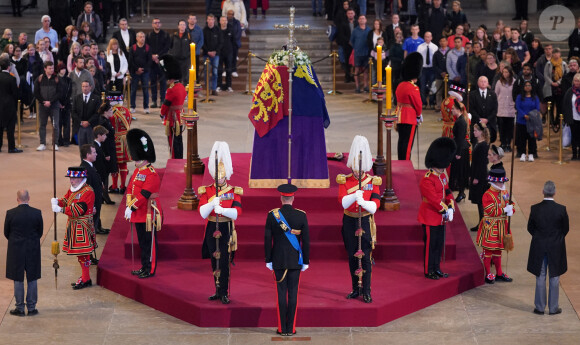 Le prince William, prince de Galles, Peter Phillips, James Mountbatten-Windsor, la princesse Eugenie d'York, la princesse Beatrice d'York, Louise Mountbatten-Windsor (Lady Louise Windsor) et Zara Phillips (Zara Tindall) - Veillée des petits-enfants de la reine Elizabeth II au Westminster Hall à Londres, Royaume Uni, le 17 septembre 2022. 