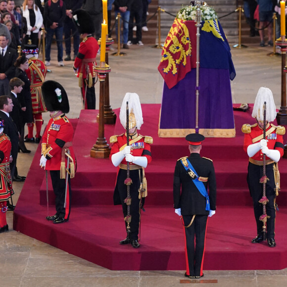 Le prince William, prince de Galles, Peter Phillips, James Mountbatten-Windsor, la princesse Eugenie d'York, la princesse Beatrice d'York, Louise Mountbatten-Windsor (Lady Louise Windsor) et Zara Phillips (Zara Tindall) - Veillée des petits-enfants de la reine Elizabeth II au Westminster Hall à Londres, Royaume Uni, le 17 septembre 2022. 