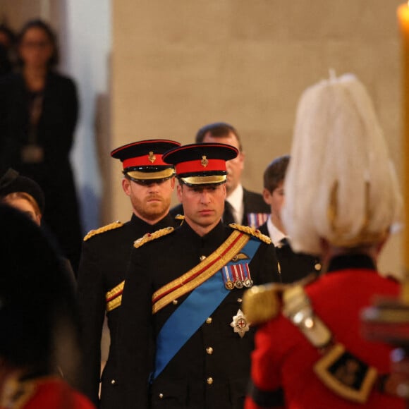 Le prince William, prince de Galles, Peter Phillips, James Mountbatten-Windsor, la princesse Eugenie d'York, le prince Harry, duc de Sussex, la princesse Beatrice d'York, Louise Mountbatten-Windsor (Lady Louise Windsor) et Zara Phillips (Zara Tindall) - Veillée des petits-enfants de la reine Elizabeth II au Westminster Hall à Londres, Royaume Uni, le 17 septembre 2022. 