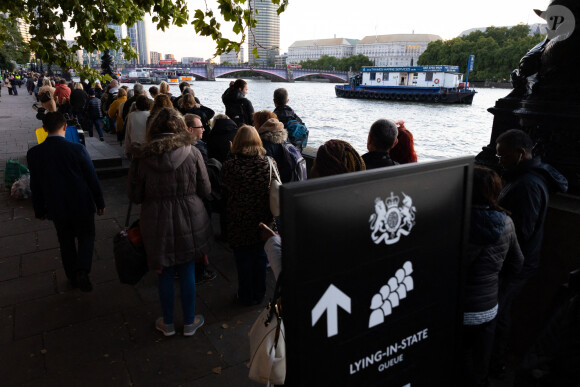 Les membres du public dans la file d'attente attendent plusieurs heures avant de pouvoir rendre hommage à la reine Elisabeth II au Westminster Hall à Londres, Royaume Uni, le 17 septembre 2022. 