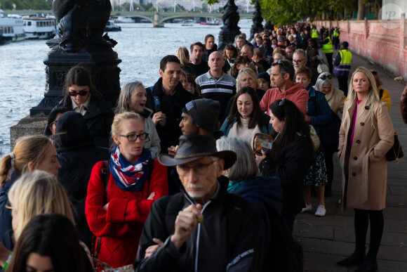 Les membres du public dans la file d'attente attendent plusieurs heures avant de pouvoir rendre hommage à la reine Elisabeth II au Westminster Hall à Londres, Royaume Uni, le 17 septembre 2022. 