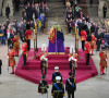 Le roi Charles III, accompagné de la princesse Anne, du prince Edward, comte de Wessex, et du prince Andrew, duc d'York, organise une veillée au côté du cercueil de la reine Elizabeth II d'Angleterre au Westminster Hall à Londres, Royaume Uni